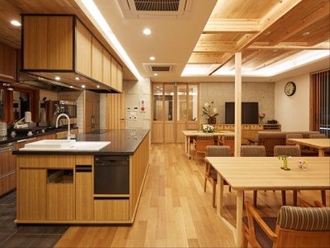 邸宅を思わせるような造りで、木をメインに用いられた共有スペースによって、入居者様は温かい気持ちで過ごすことができる。
