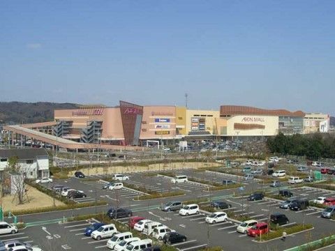 施設の近くには大型のショッピングモールが建てられている。日用品の購入や外食などをして満喫することができる。