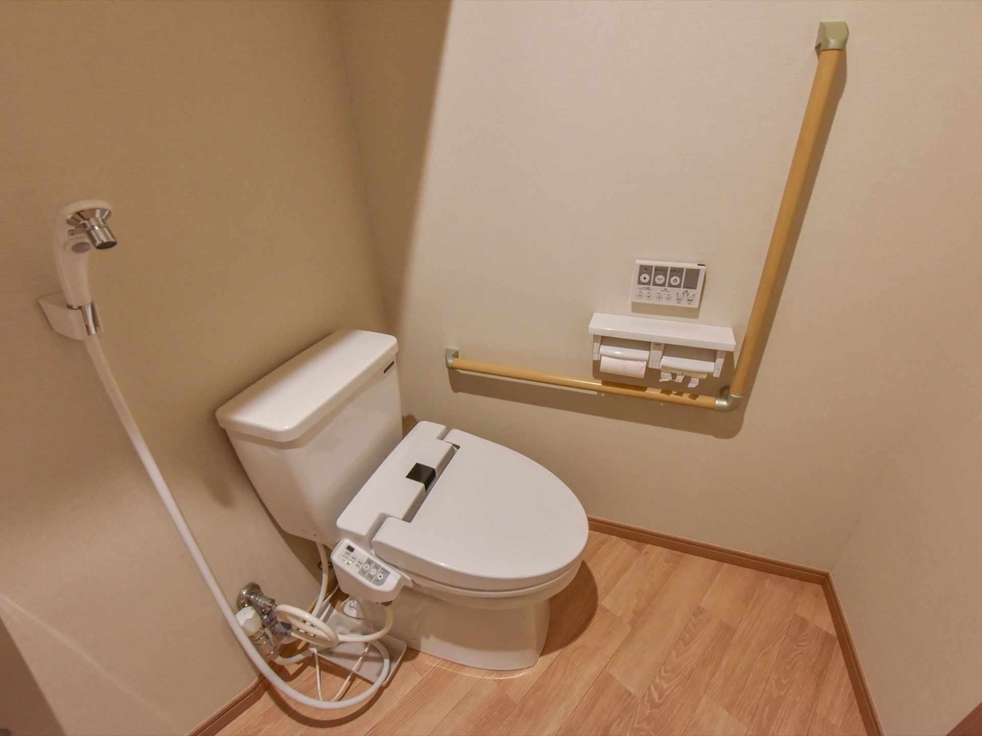 トイレには、洗浄機能付き便座が置かれ介護専用の機具が取り付けられている。壁には、さまざまな姿勢に対応できるＬ字型の手すりが設置されている。