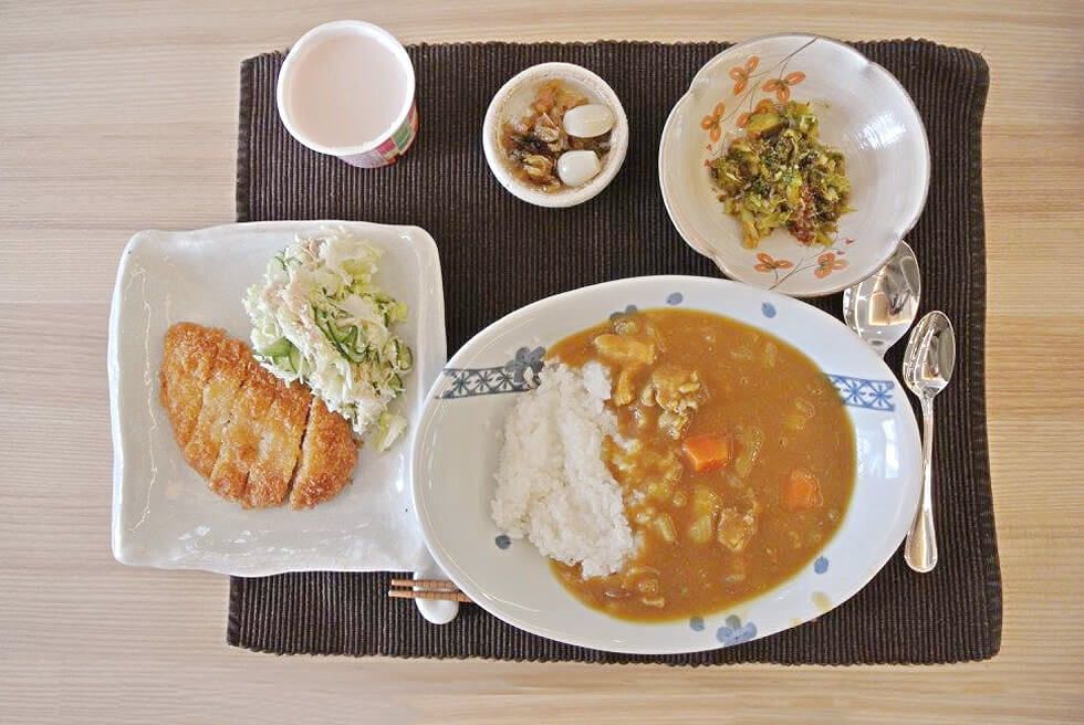 カレーライスとポテトサラダとカツのセット