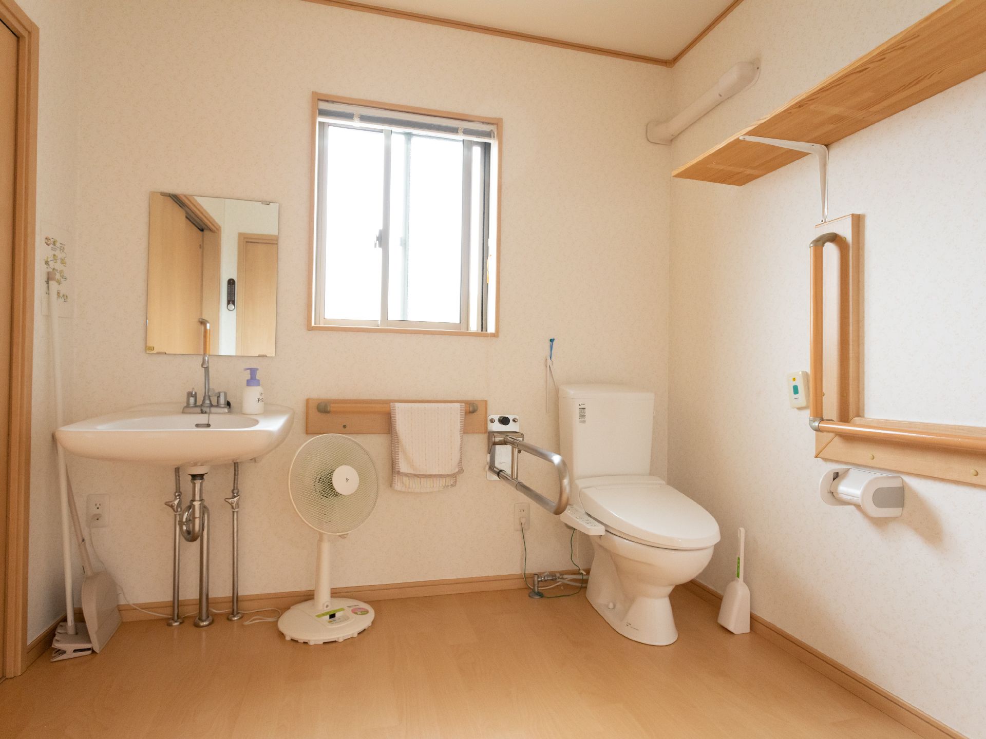 手すりが取り付けられ、便座に座る・便座から立つの動作がしやすいトイレ