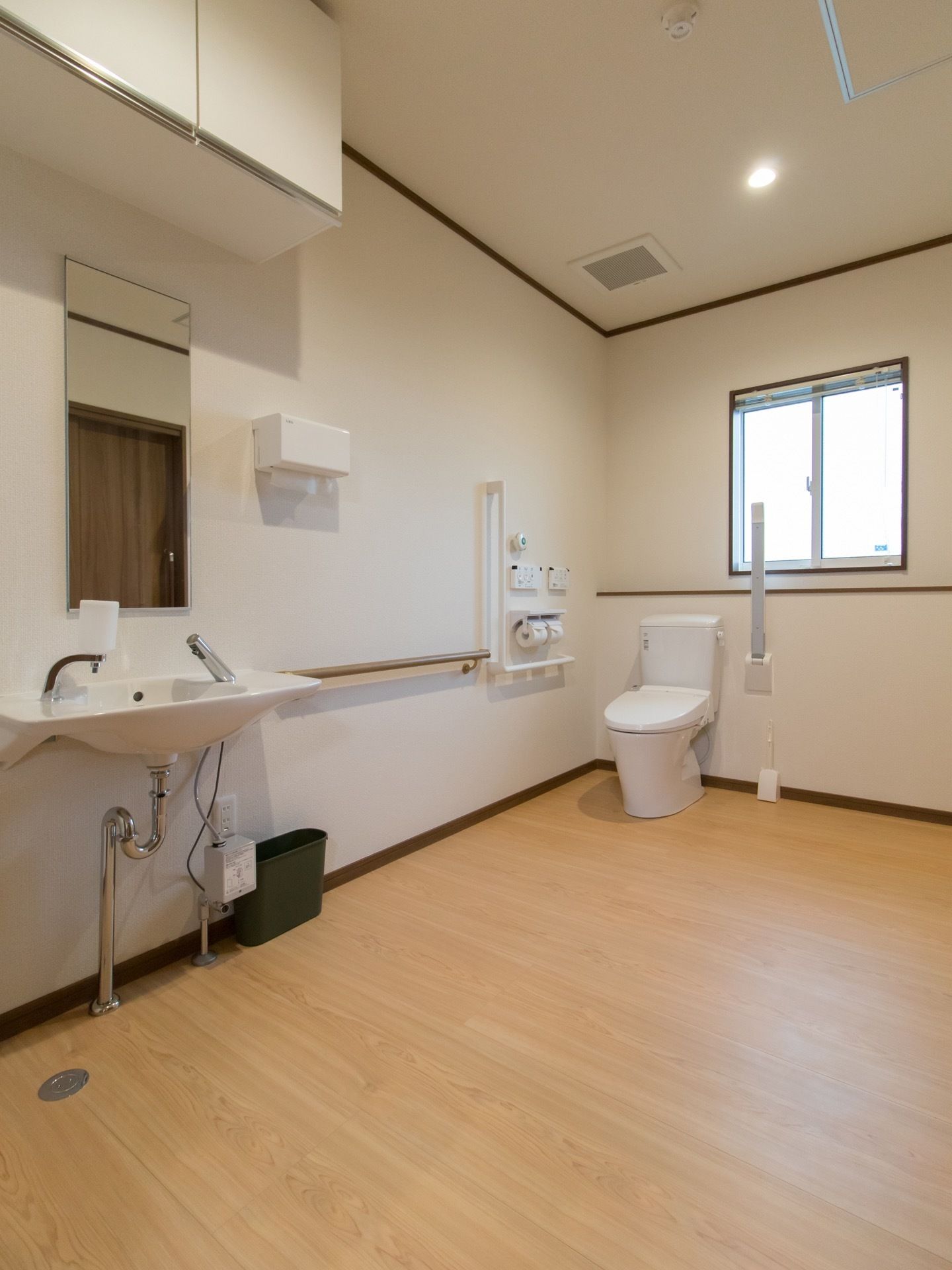 とても広い作りのトイレとなっている。白を基調としていて清潔感がある。ナースコールがあり、安全に利用できる。