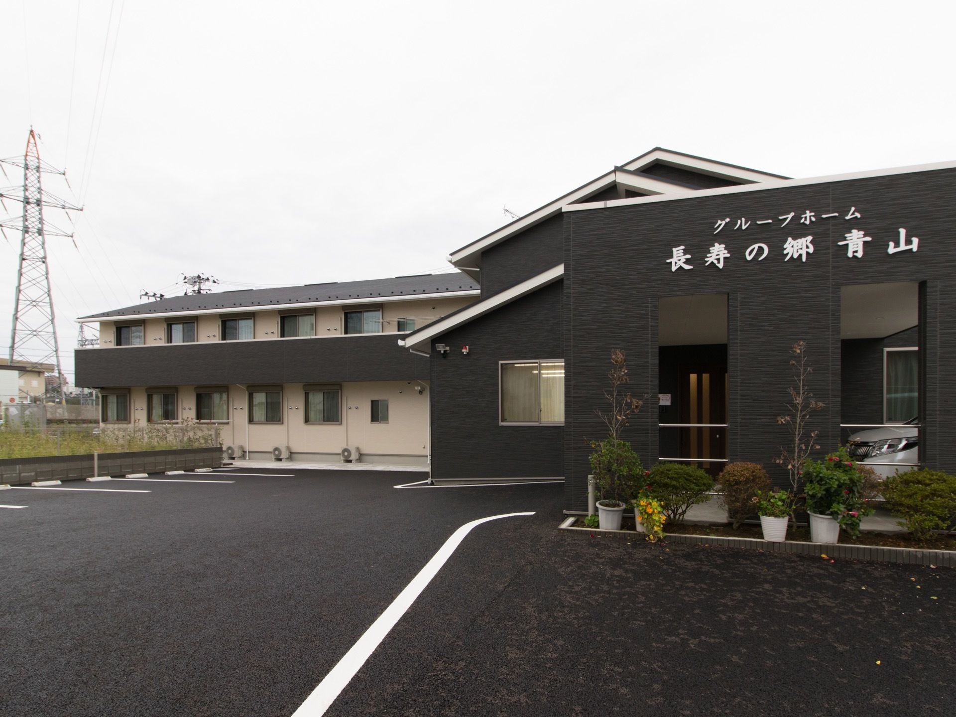 落ち着いた色で統一された外観となっている。駐車場がされておりとても便利な作りとなっている。玄関前には大きな屋根が付いている。