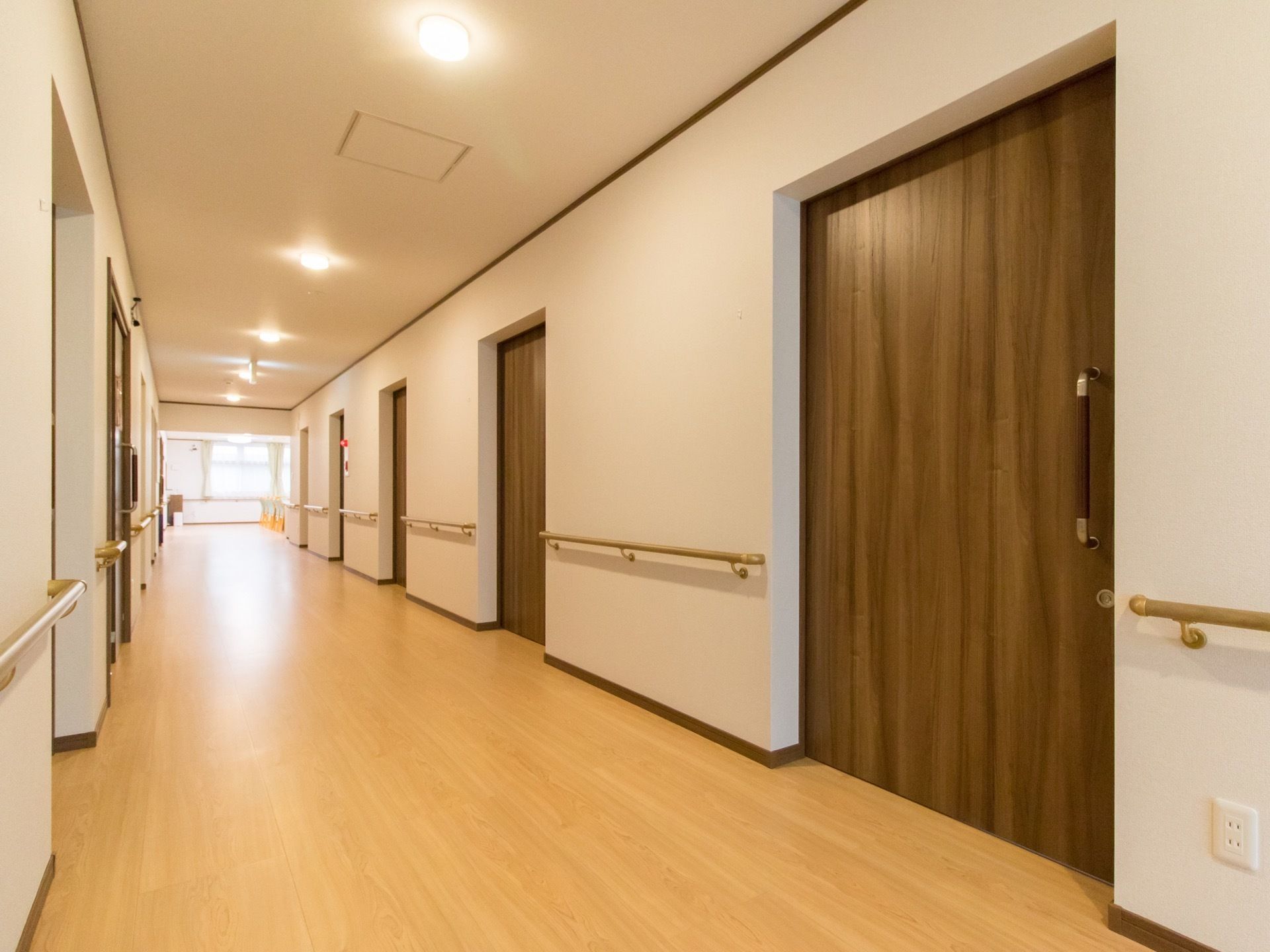 とても広く、車椅子の人も利用しやすい。フラットな床なので転倒の心配がない。優しい色合いの通路となっている。
