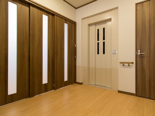 エレベーター前