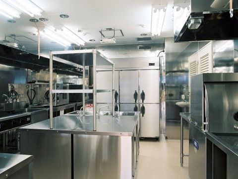 「サービス付き高齢者向き住宅　万葉のさと梶ヶ谷」の厨房。栄養バランスを考えたお食事を提供している。