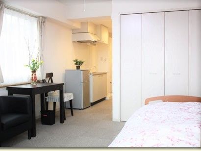 「サービス付き高齢者向き住宅　万葉のさと梶ヶ谷」の居室。ベット付近に手すりを設けている。