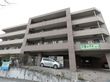 施設の敷地は、隣地からすると一段高くなっている。傾斜となる１階に駐輪、駐車のスペースが設けられている。