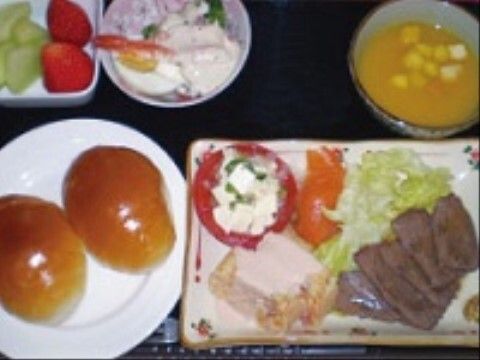 ロールパン、野菜が添えられている焼き肉プレート、スープ、フルーツ、サラダ
