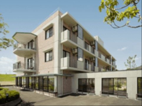 白を基調としたデザイン性のあるモダンな建物である。別の建物へつながる渡り廊下があり、雨にも濡れず移動ができるので便利である。
