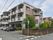 閑静な住宅街にあり、穏やかなピンクのレンガ風の外観に植木の緑が映える。日当たりのよい角地で施設看板もわかりやすい。