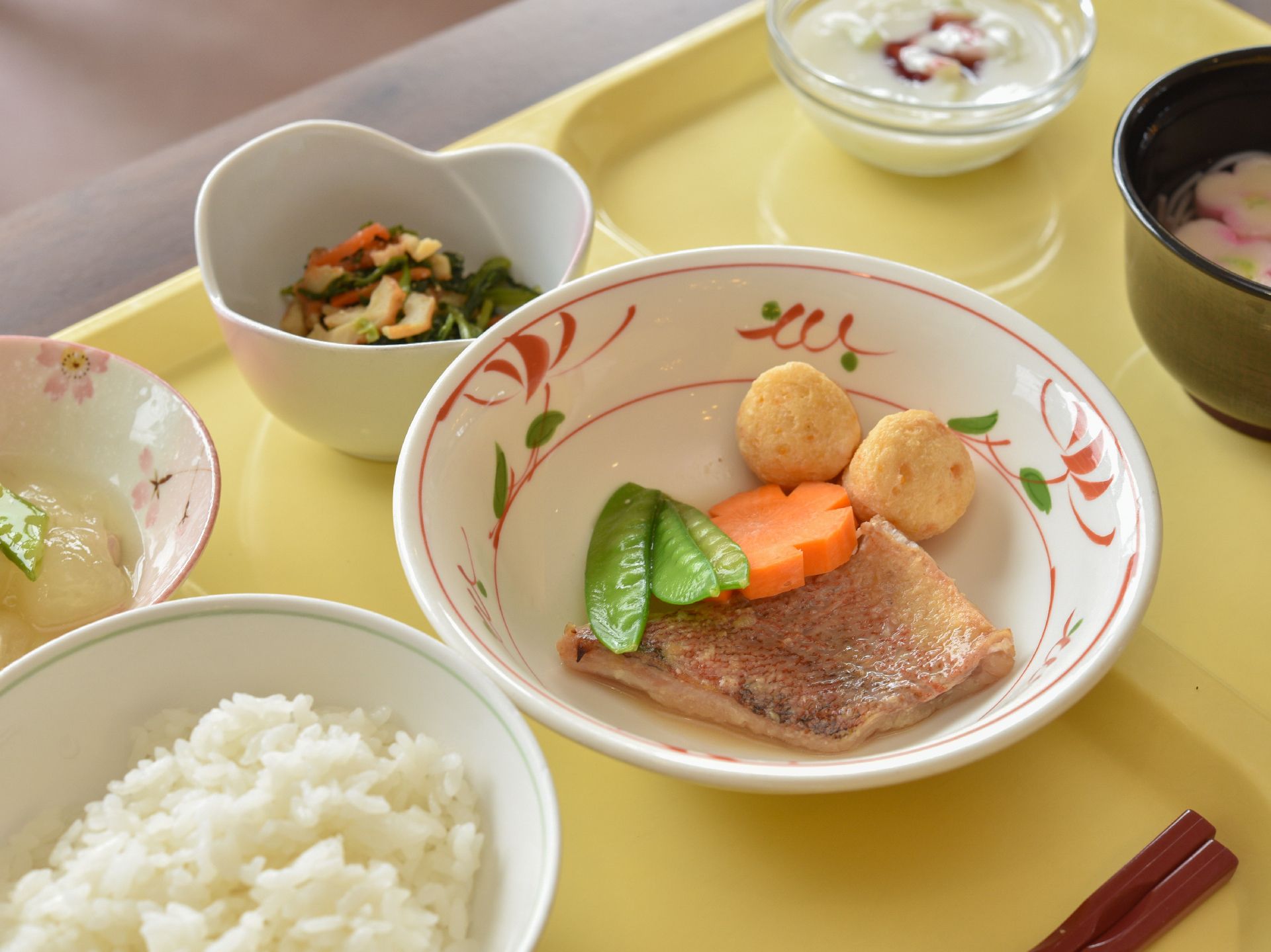 おかずは利用者の状態にあわせて、食べやすい大きさに整え、やわらかく調理している。飾り切りなど、目にも楽しい工夫がされている。