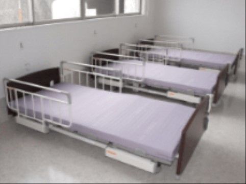 白を基調とした窓のついた部屋である。両サイドに転落防止のフェンスがついたベッドが３台並んで置かれている。