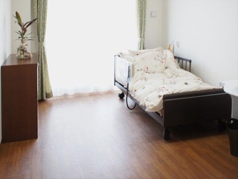 広々とした明るい居室の床は、ハウスダストの心配がないフローリング材なので、アレルギーや花粉症の方でも快適に過ごせる。