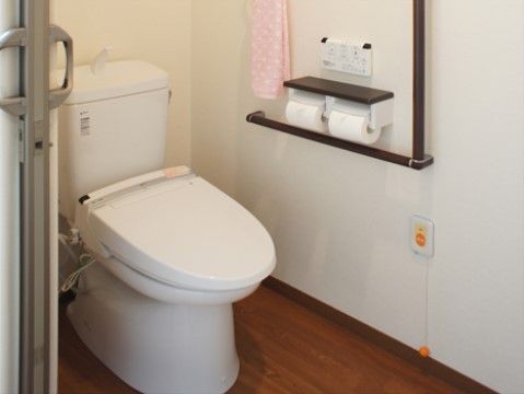 居室内のトイレは、温水洗浄便座なので、冬でも便座が温かく、ボタン１つで簡単に操作ができる。ナースコールが完備されている。