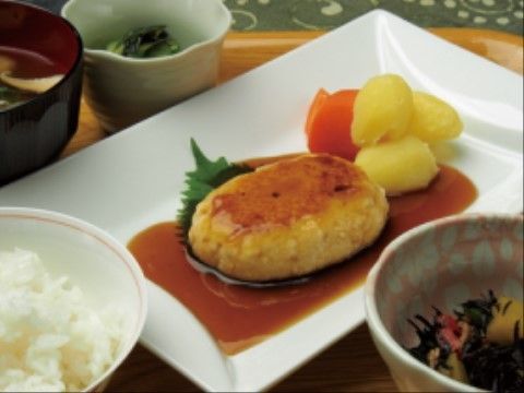豆腐ハンバーグや肉じゃが、ヒジキの煮物、味噌汁、白ごはんである。高タンパクで低カロリーなメニューである。