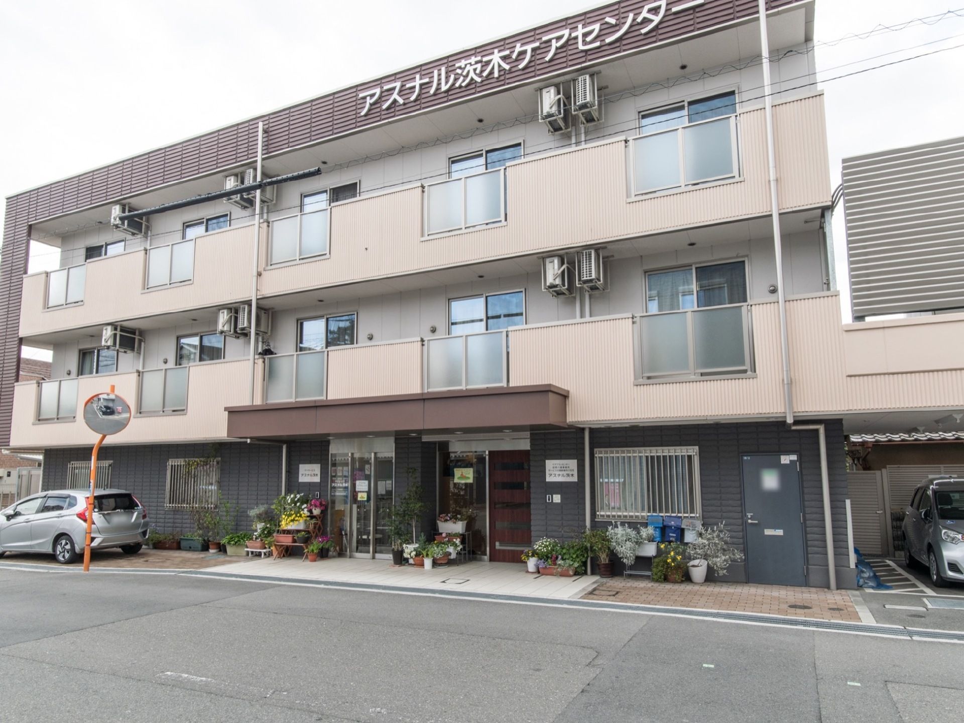 ３階建てで大きなベランダが備わっている。玄関には屋根がついており、たくさんの花が育てられている。視界を遮る建物が周りにない。