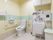 トイレの室内は広々としており、手すりが備わっている。白で統一されており清潔感がある。緊急コールが壁に取りつけられている。