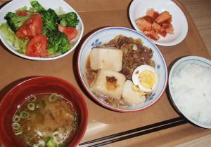 トマトとブロッコリーのサラダ、ゆで卵付きの肉豆腐、ごはんと味噌汁のセット