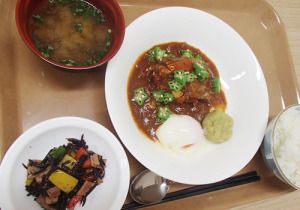 ひじきの煮物やごはんと味噌汁のセットが付いたメニュー