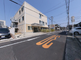 住宅街に位置する施設の外観