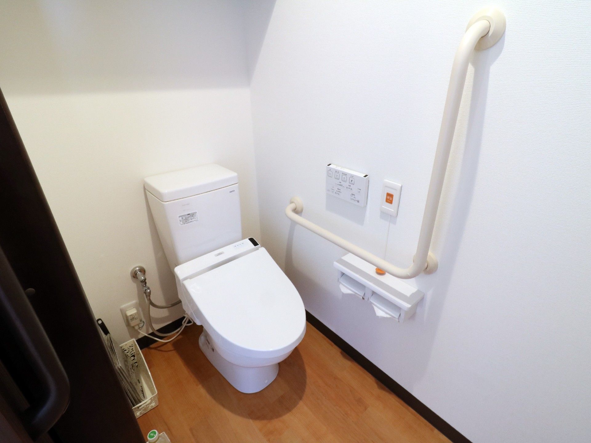トイレには手すりがついており、立ったり座ったりが楽にできるので利用しやすい。緊急用呼び出しボタンも設置されている。