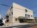 茶屋ヶ坂の憩エスペランサ千種は、3階建てのしっかりした建物で、道路に面して建てられている。施設名が表示されている。