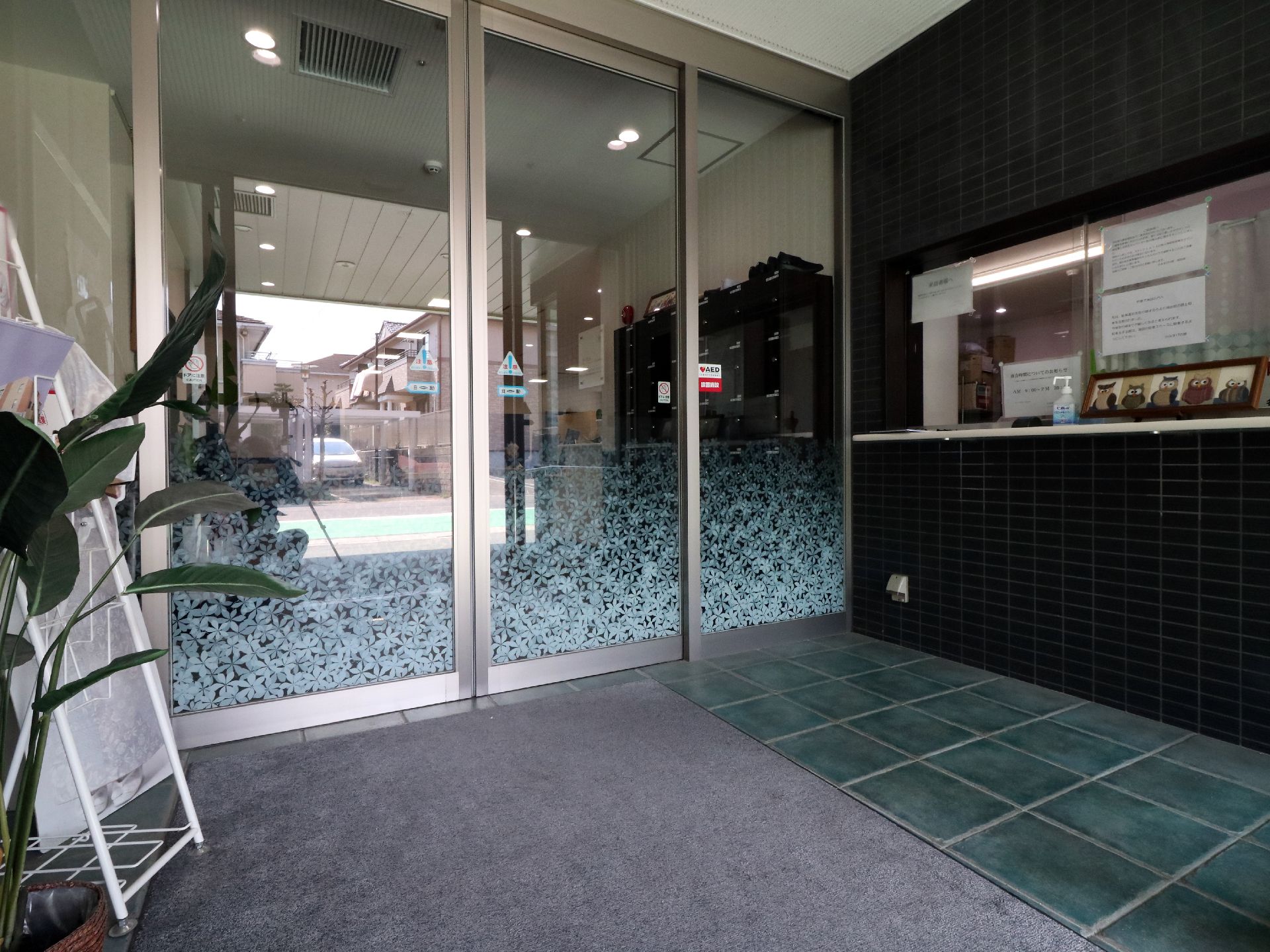 ガラスのドアが高級感を出しているエントランス。