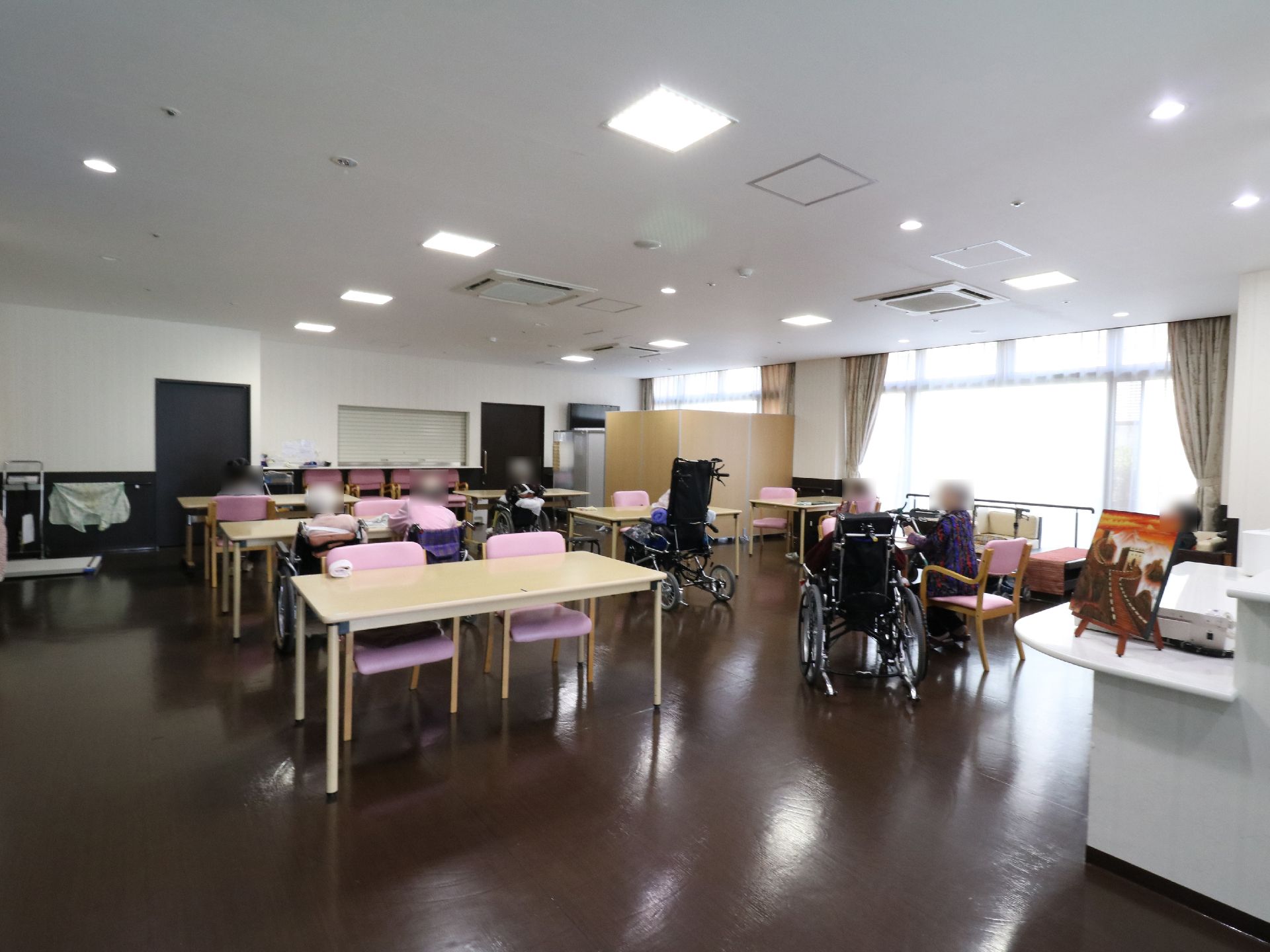 明るく広々とした空間で、テーブルと椅子が設置してある。テーブルは車椅子に乗車したままでも使用できる高さになっている。