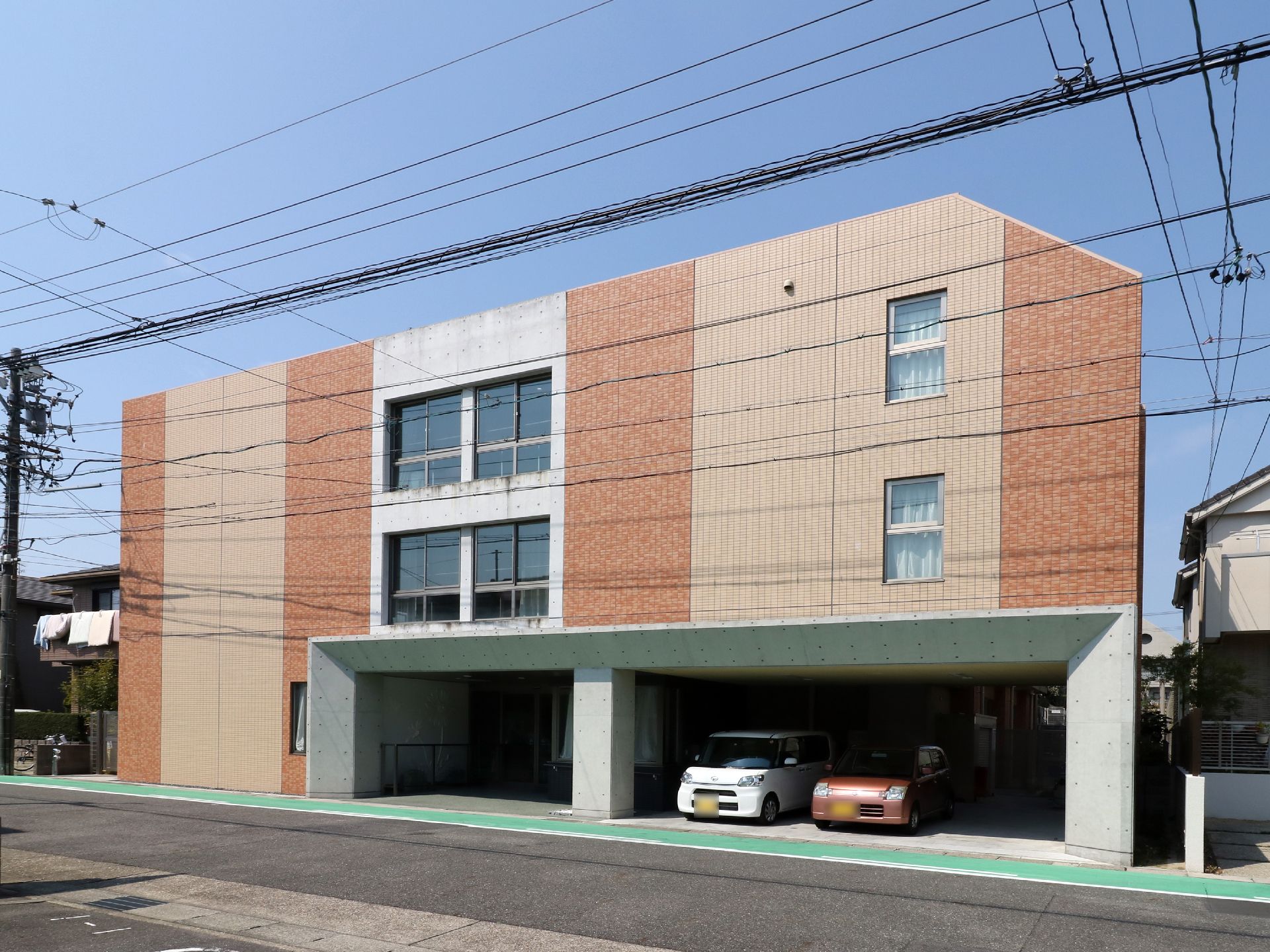 鉄筋コンクリート造り3階建てで、全室個室（30室）。レンガ風の壁なので、落ち着いた雰囲気の建物である。