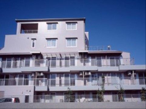 白い外壁が特徴の、マンションタイプのグループホーム