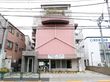 日当たり良好のベランダは広いスペースが設けられている。その向こう側には植木やプランターが並んでおり、季節の花などが楽しめる。