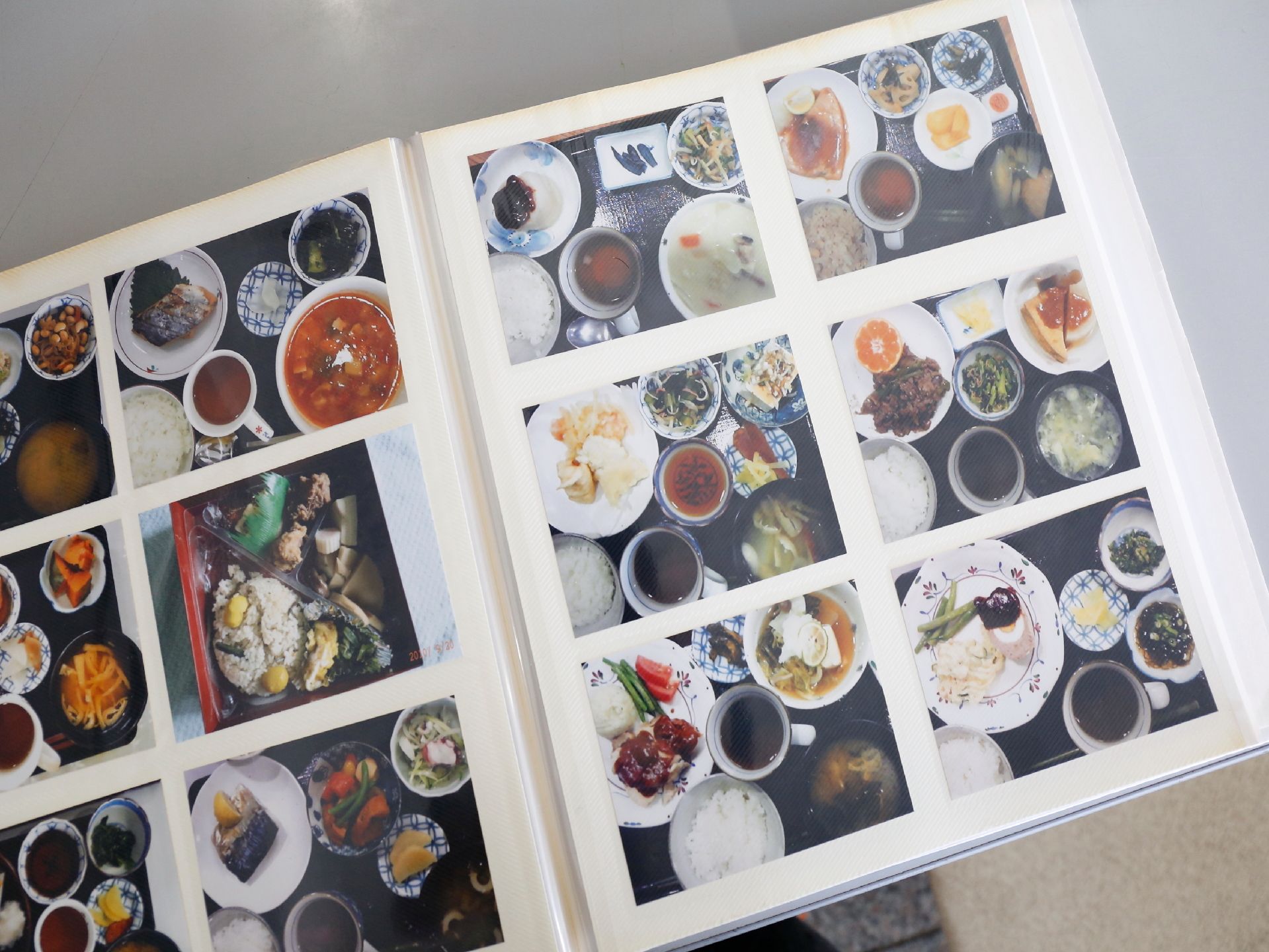 和食と洋食の料理メニュー。数々の、おかずやデザートが載っている。どのメニューも身体に良いバランスのとれたメニューである。