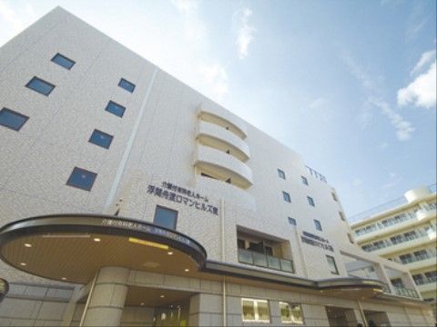 施設は5階建てで白い外観である。1階には丸い形の屋根が設置されており、日よけや雨よけとして利用できる設計である。