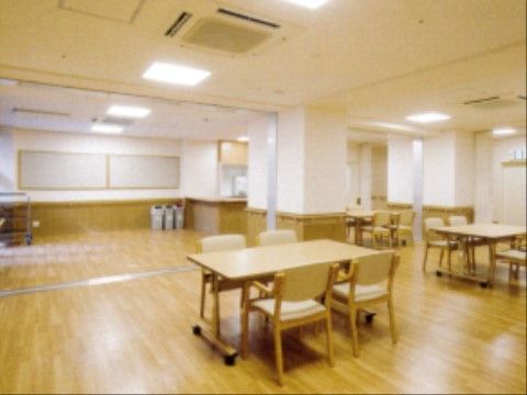リビングにはテーブル、椅子が並べられている。床はフローリングでテーブル周りは広いので、車椅子をご利用の方もスムーズに通ることができる。