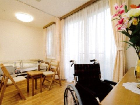 床など木材を多用した温もりを感じさせる内装である。大きなガラス張りの窓からは、外の風景が一望できる。