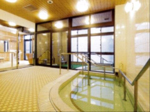 浴室内には通常の浴槽のほか足湯もあり、入居者様の体調に合わせてご利用いただける。すべて内部まで手すりが設置されており、安全である。