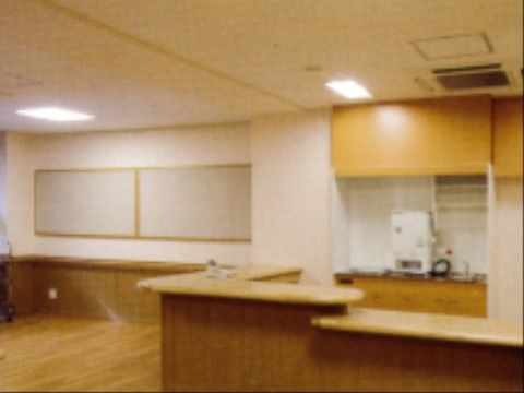 ステーションはフロアの途中にあり、立ち寄りやすくなっている。対面式のカウンターが設置されており、気軽に相談などをしていただける。