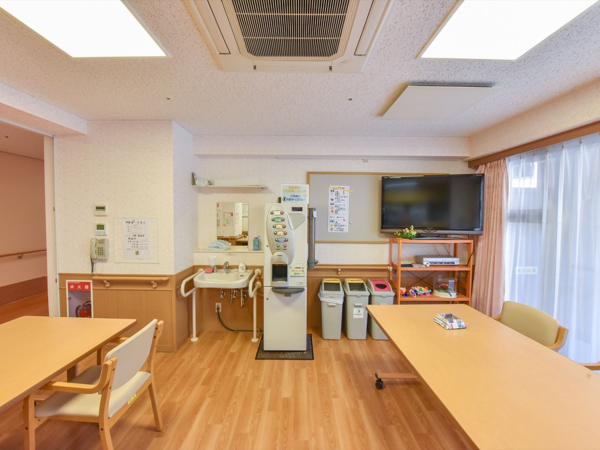 共有スペースには洗面台が設置され、大きめのテーブルがゆったりと置かれている。飲み物のサーバーが設置されている。