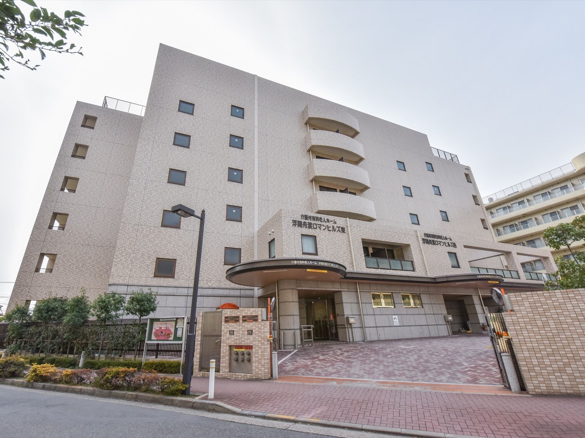 地上６階地下１階建てのマンションのような外観の施設である。屋上も備わっている。広い駐車スペースが建物前に設けられている。