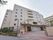 地上６階地下１階建てのマンションのような外観の施設である。屋上も備わっている。広い駐車スペースが建物前に設けられている。