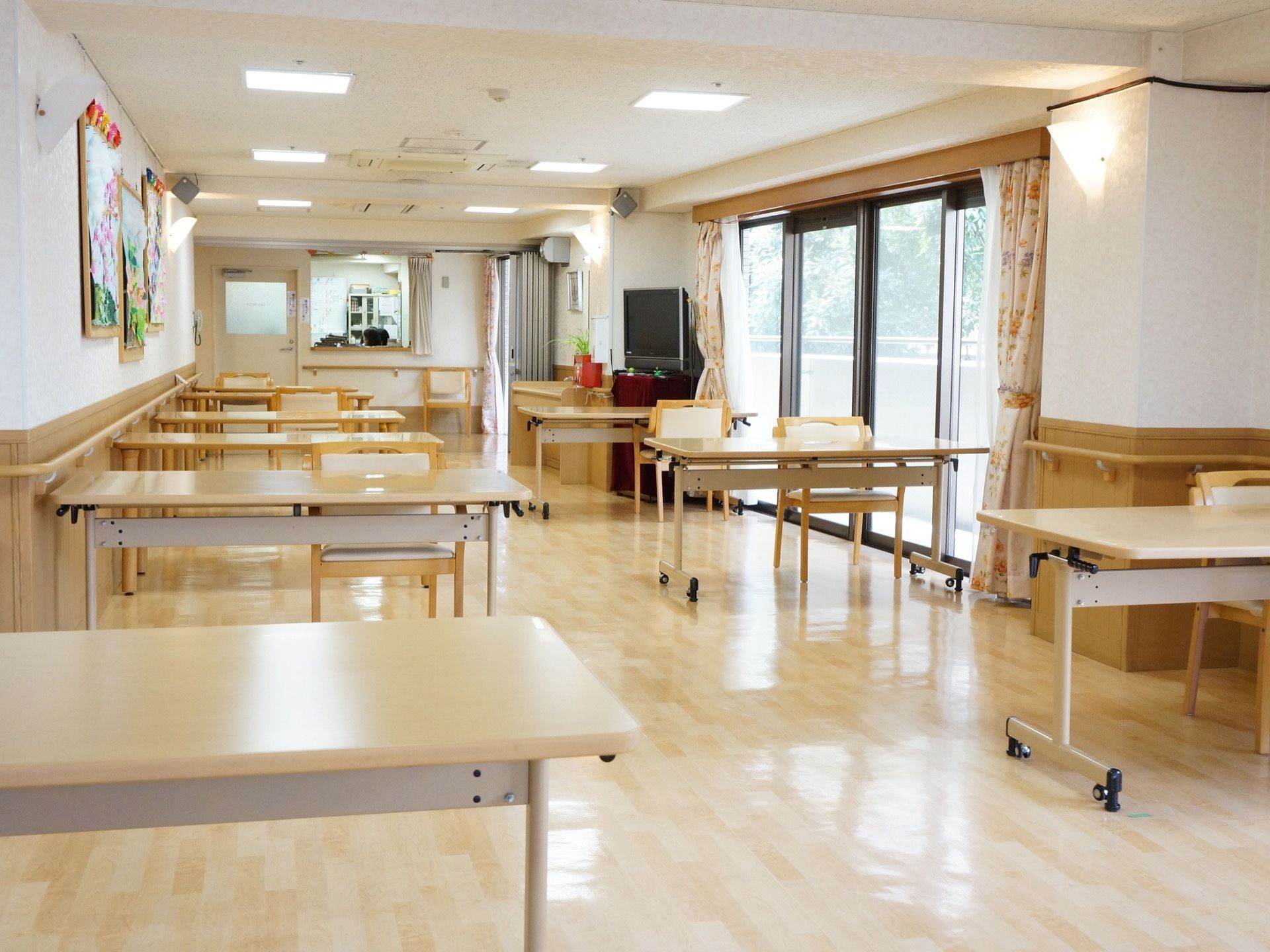 やや縦長の部屋に、テーブルと椅子が真ん中を通路にして２列に並んでいる。テーブルはキャスター付きで自由に動かせる。