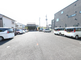 介護施設の外観と駐車場