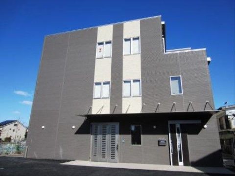 黒と白の壁でモダンな構造の施設になっている。玄関には直接日差しが当たらないよう、屋根が付けられている。