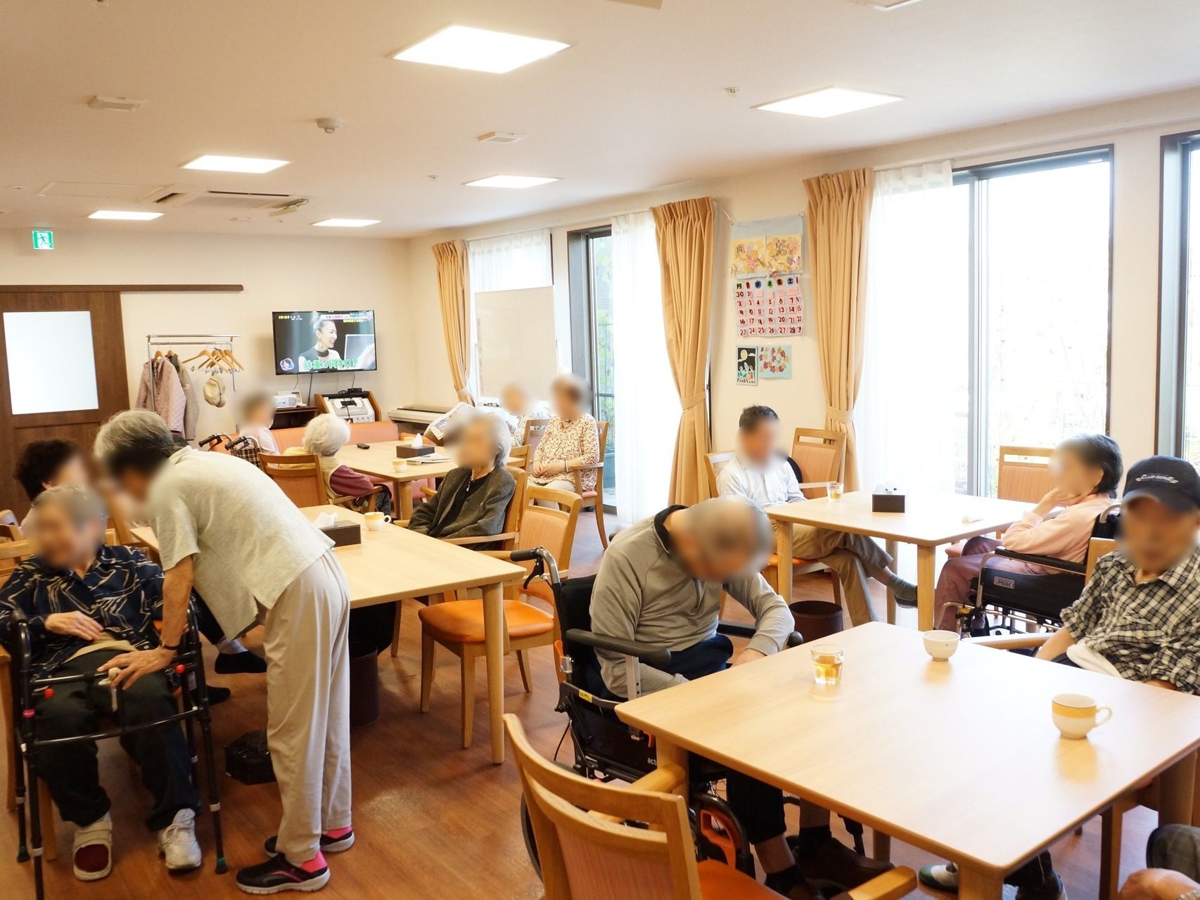 広いリビングとなっている。段差がなく、ストレスなく利用できる空間である。とても明るくリラックスができる。