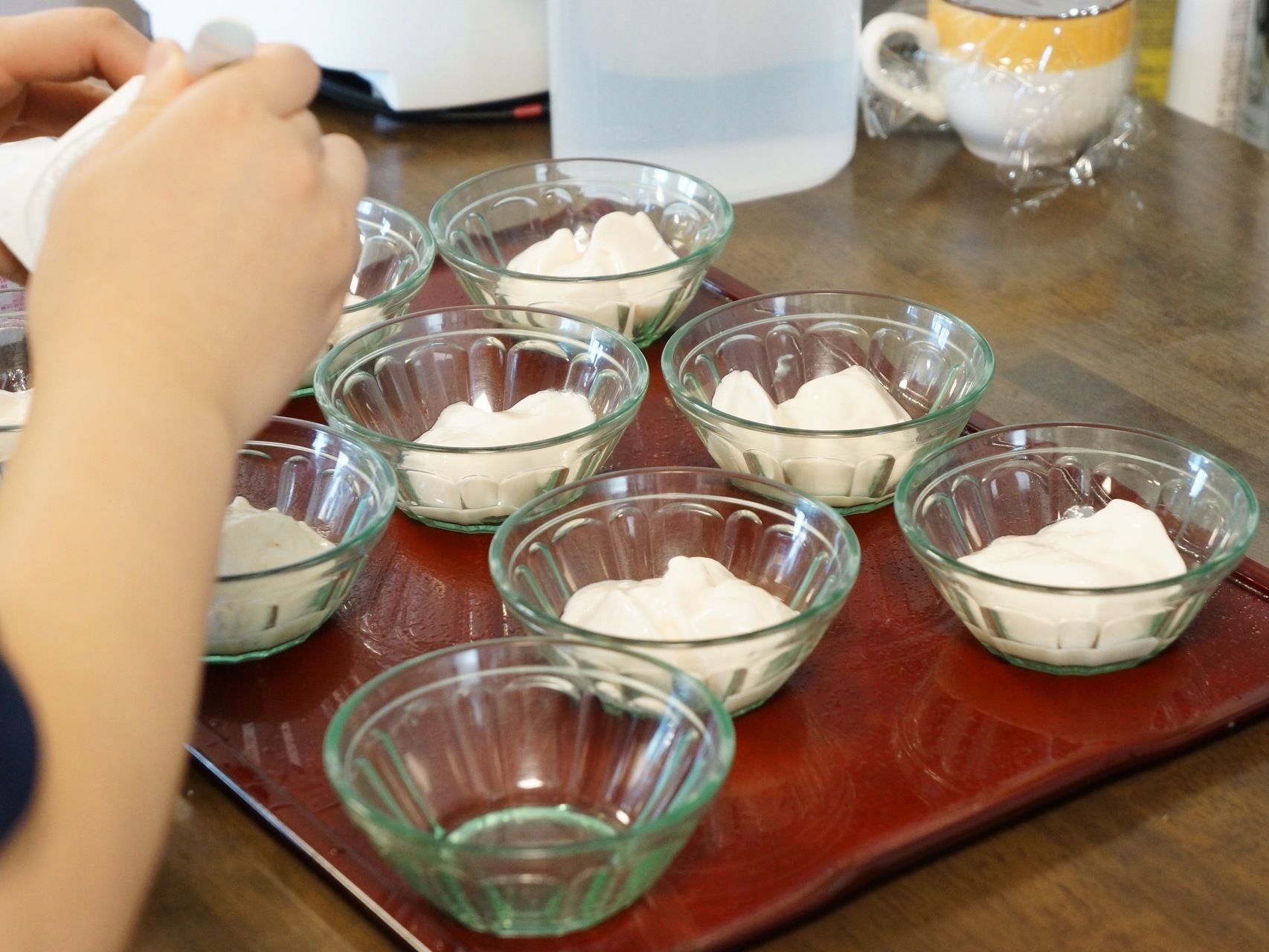 高齢者の方が食べやすいデザートとなっている。食べきりやすい量である。スタッフが皆様の分を用意してくれる。