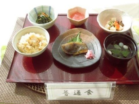 季節を感じられる食材を使用しており、彩りが華やかである。入居者様の健康を考慮して、バランスが取れた食事になっている。