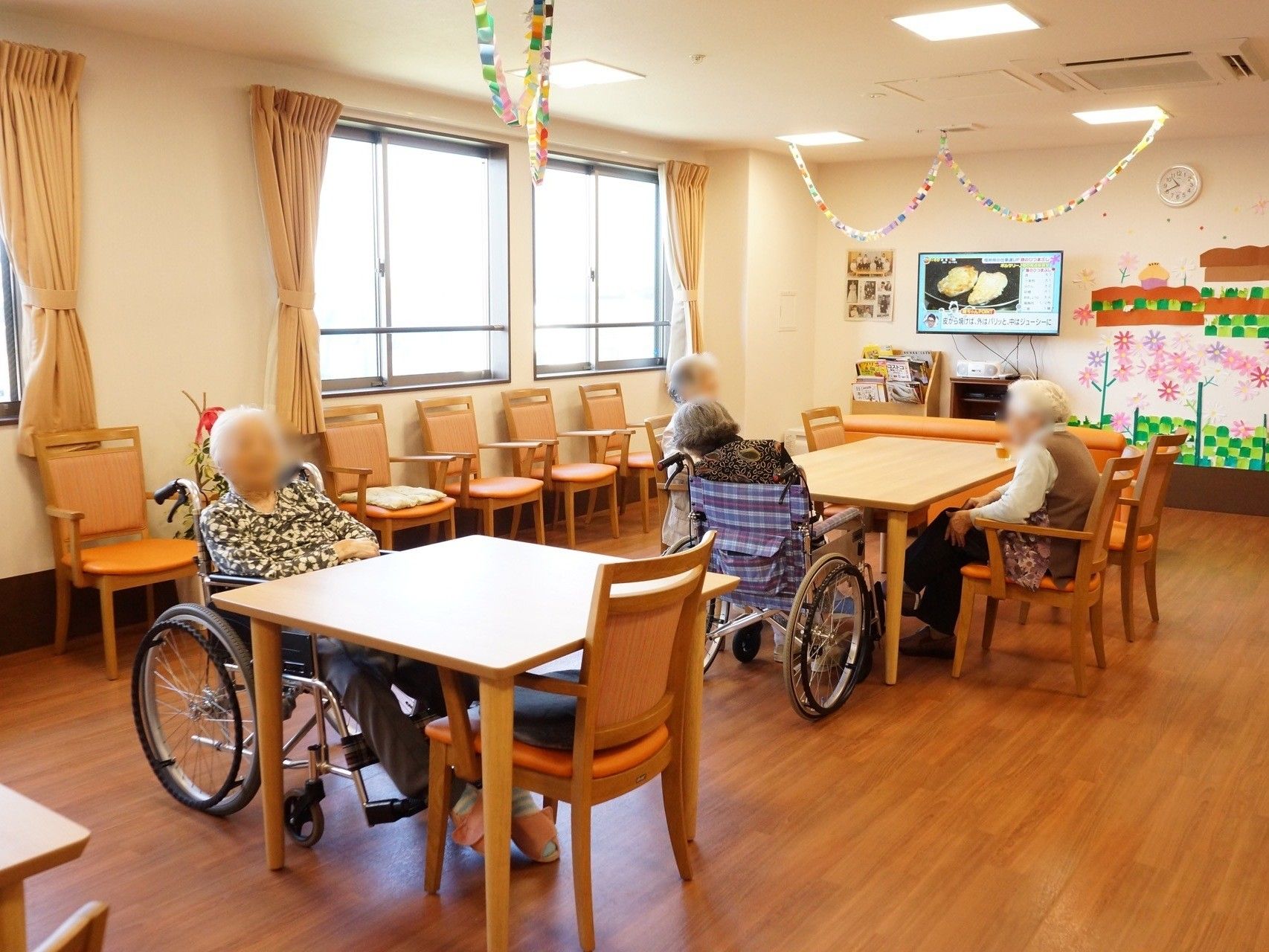 エアコンがあり、過ごしやすい空間である。可愛らしい手作り品が飾られている。入居者様の共有スペースとなっている。