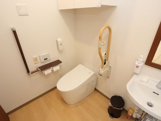 手すりのあるトイレルーム