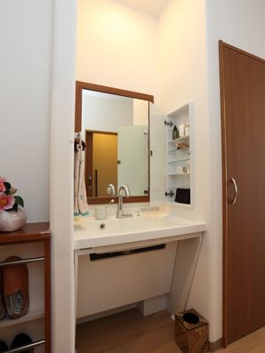 鏡付きの洗面台